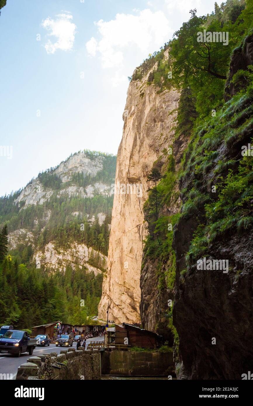 Bicaz Canyon - eine der spektakulärsten Straßen in Rumänien. Stockfoto