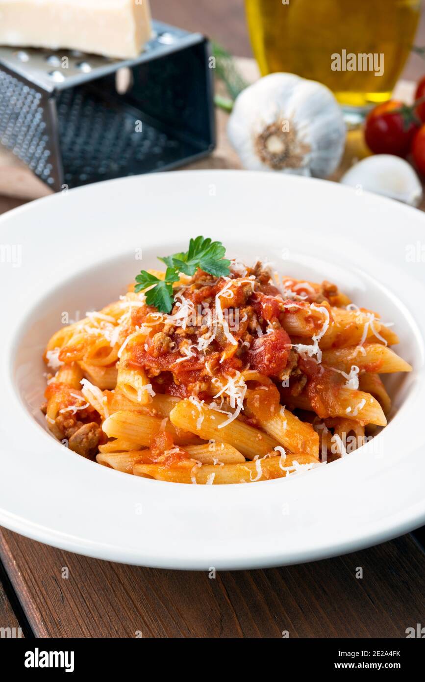 Gericht von köstlichen Penne Pasta mit Bolognese-Sauce, italienische Küche Stockfoto