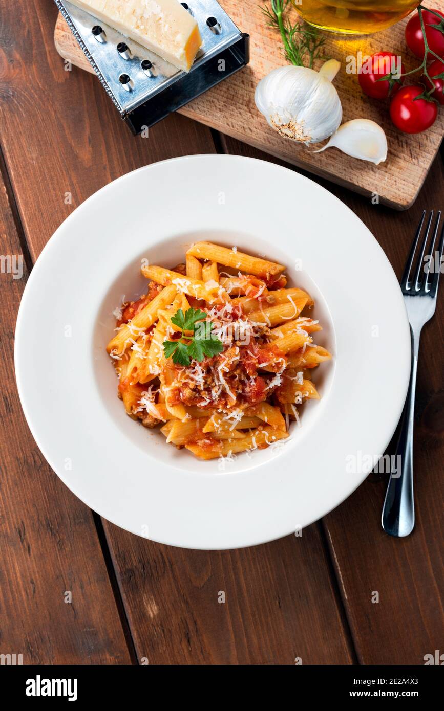 Gericht von köstlichen Penne Pasta mit Bolognese-Sauce, italienische Küche Stockfoto