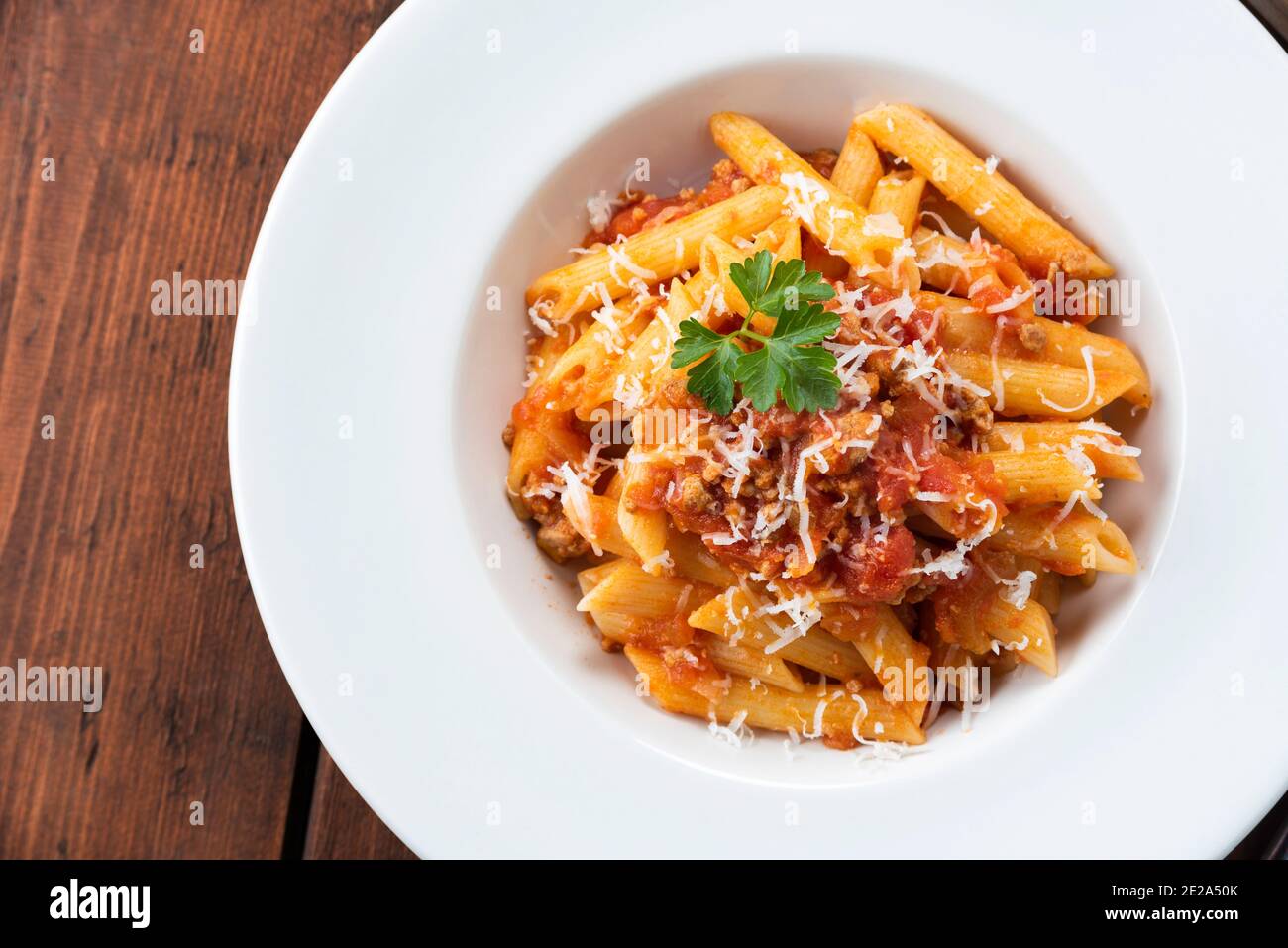 Gericht von köstlichen Penne Pasta mit Bolognese-Sauce, italienische Küche Stockfoto