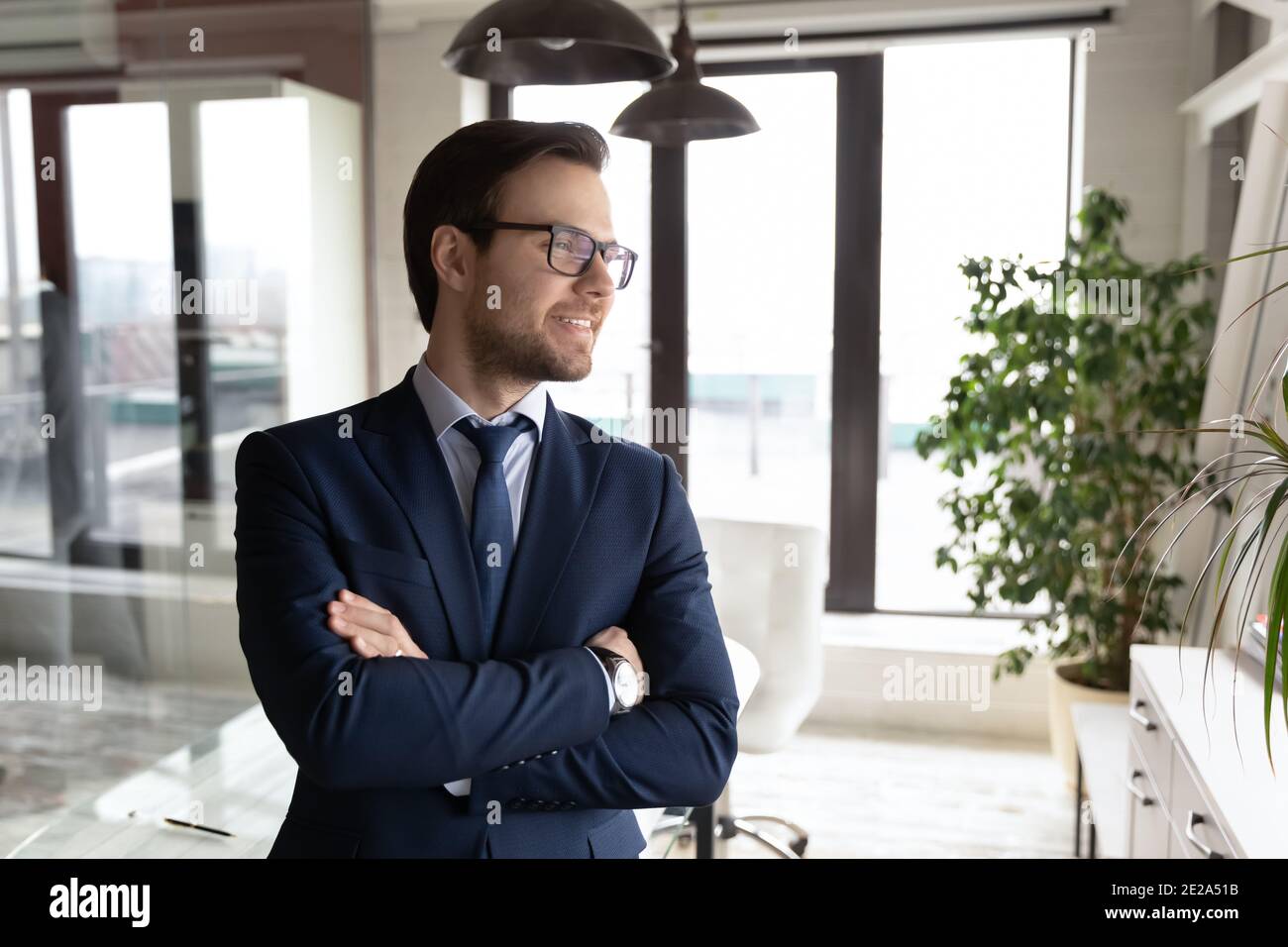 Happy Geschäftsmann in Anzug Blick in der Ferne visualisieren Stockfoto