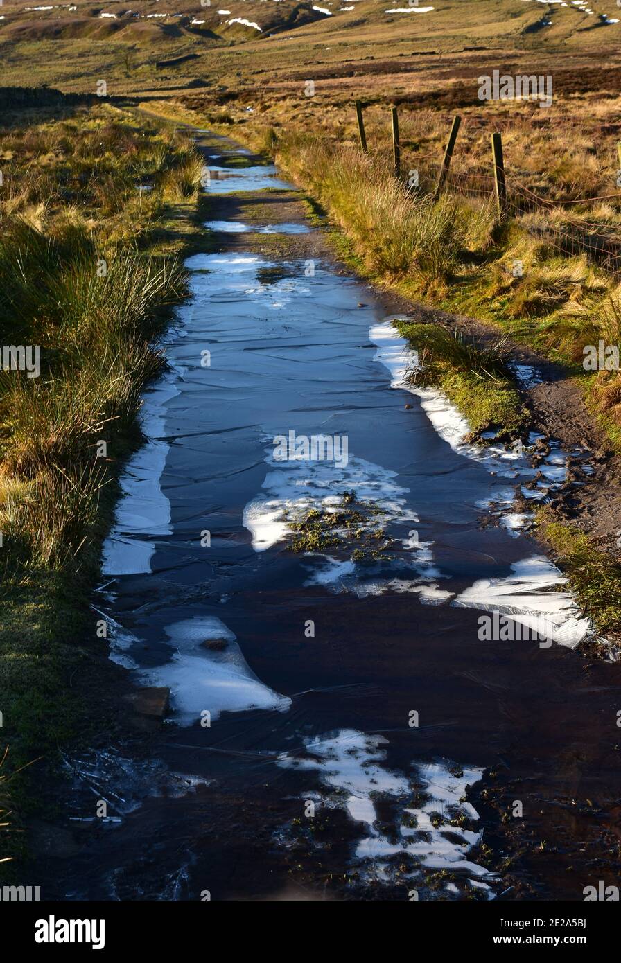Gefrorene Pfütze auf Fußweg, Haworth Moor, Bronte Country Stockfoto