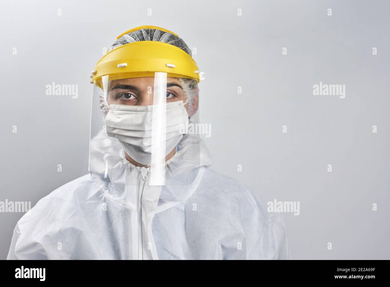 Porträt eines Arztes, der gegen das Coronavirus kämpft. Eine Krankenschwester in medizinischer Schutzkleidung, die die Kamera betrachtet Stockfoto