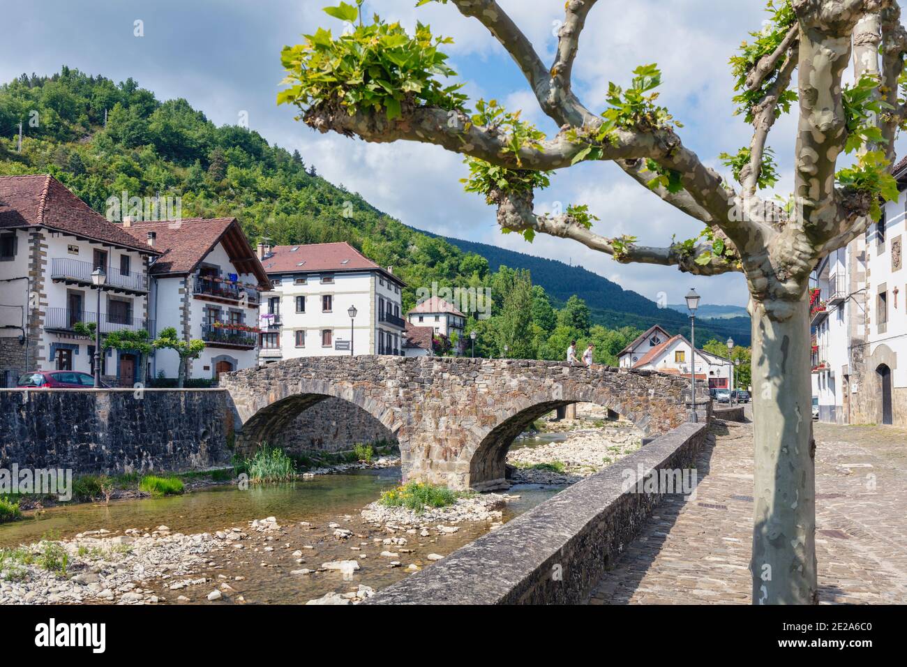 Steinbrücke in Ochagavia, Navarra, Spanien. Otsagabia in der baskischen Sprache. Stockfoto