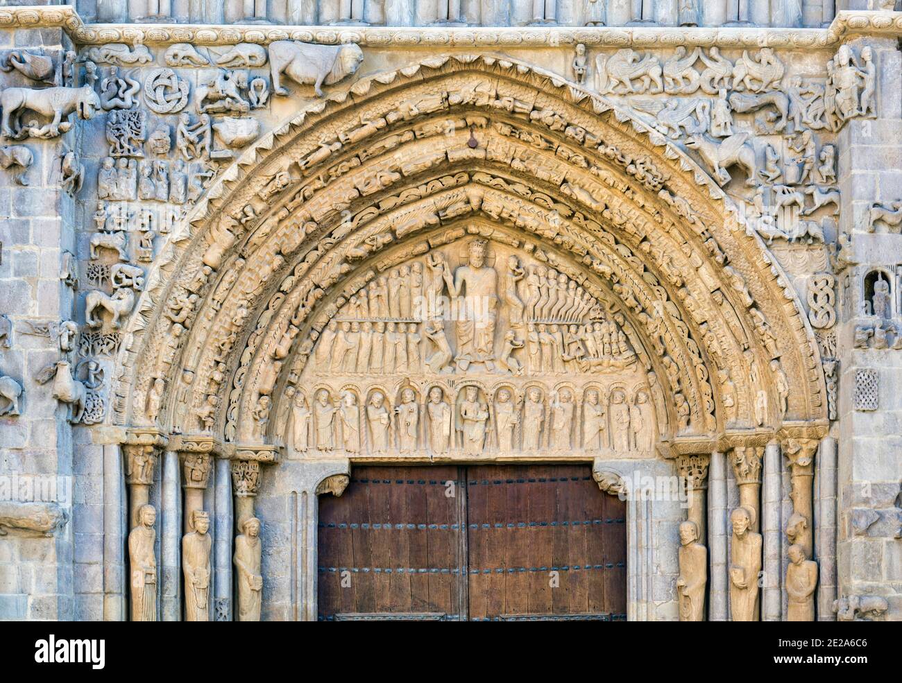 Romanischer Portikus der romanisch-gotischen Kirche Santa María la Real, Sangüesa - Zangoza im Baskischen - Navarra, Spanien. Der Portikus ist unter den Stockfoto
