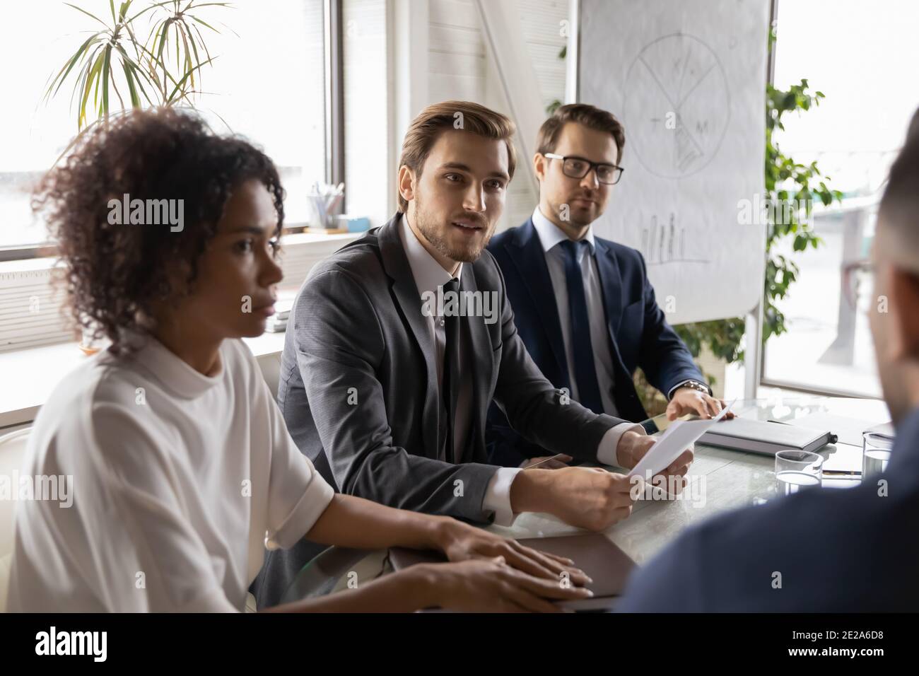 Multiethnische Geschäftsleute halten Brainstorming bei Meetings im Sitzungssaal ab Stockfoto