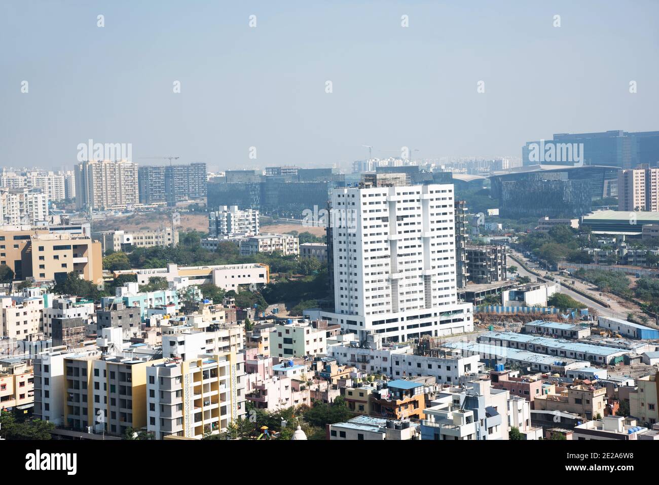 Stadtbild mit Wolkenkratzern, Luftaufnahme Stockfoto