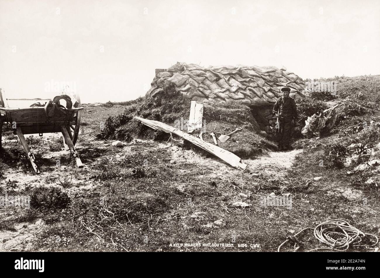 Vintage 19. Jahrhundert Foto: Eine Kelphütte in South Uist, Schottland, Bild George Washington Wilson Stockfoto