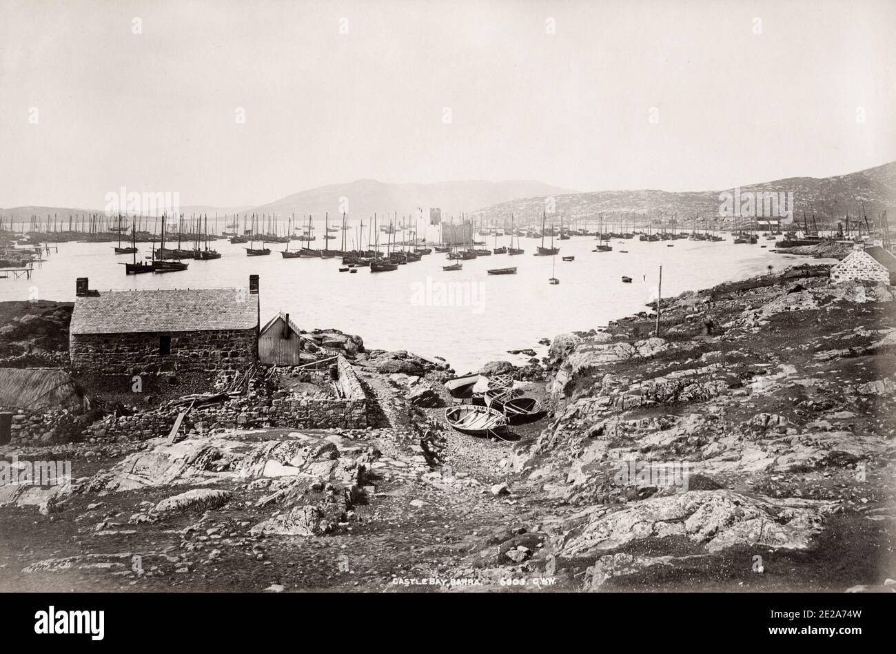 Vintage 19. Jahrhundert Foto: Castle Bay Barra, Schottland, Fischerboote gebunden, Bild c.1880, George Washington Wilson. Stockfoto