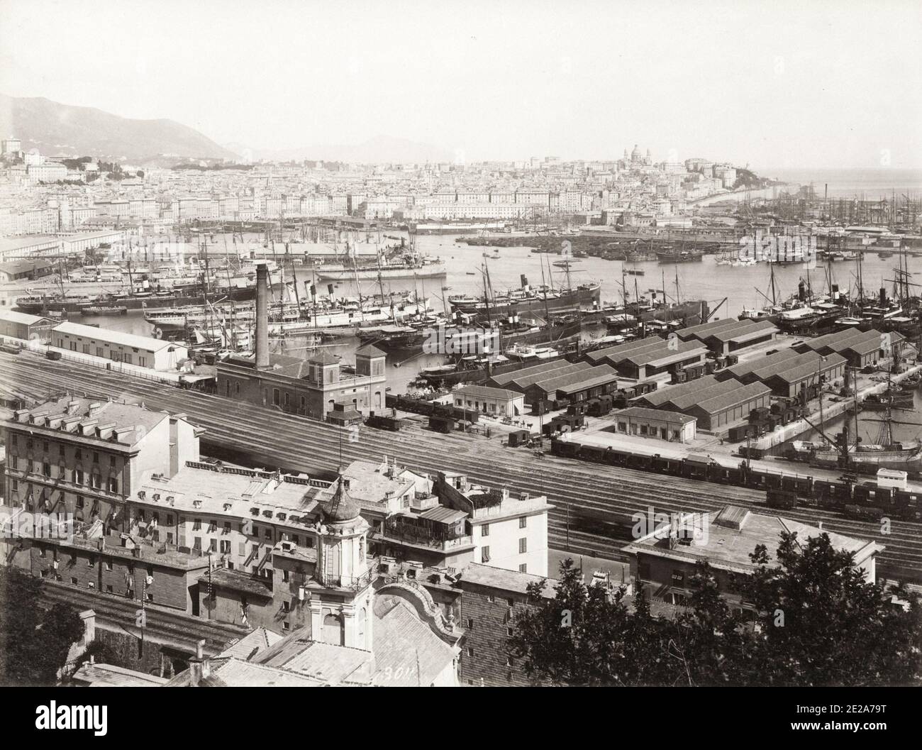 Vintage 19. Jahrhundert Foto: Blick auf den Hafen von Genua, Genua, Italien, um 1880, Docks und Schiffe. Stockfoto