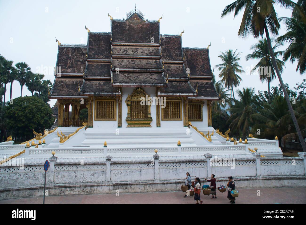 Luang Prabang Provinz, Laos - 4. Januar 2021 - Landschaft des Haw Pha Bang Tempels am Morgen. Laotische Frauen Wanderpass Haw Pha Bang Tempel. Stockfoto