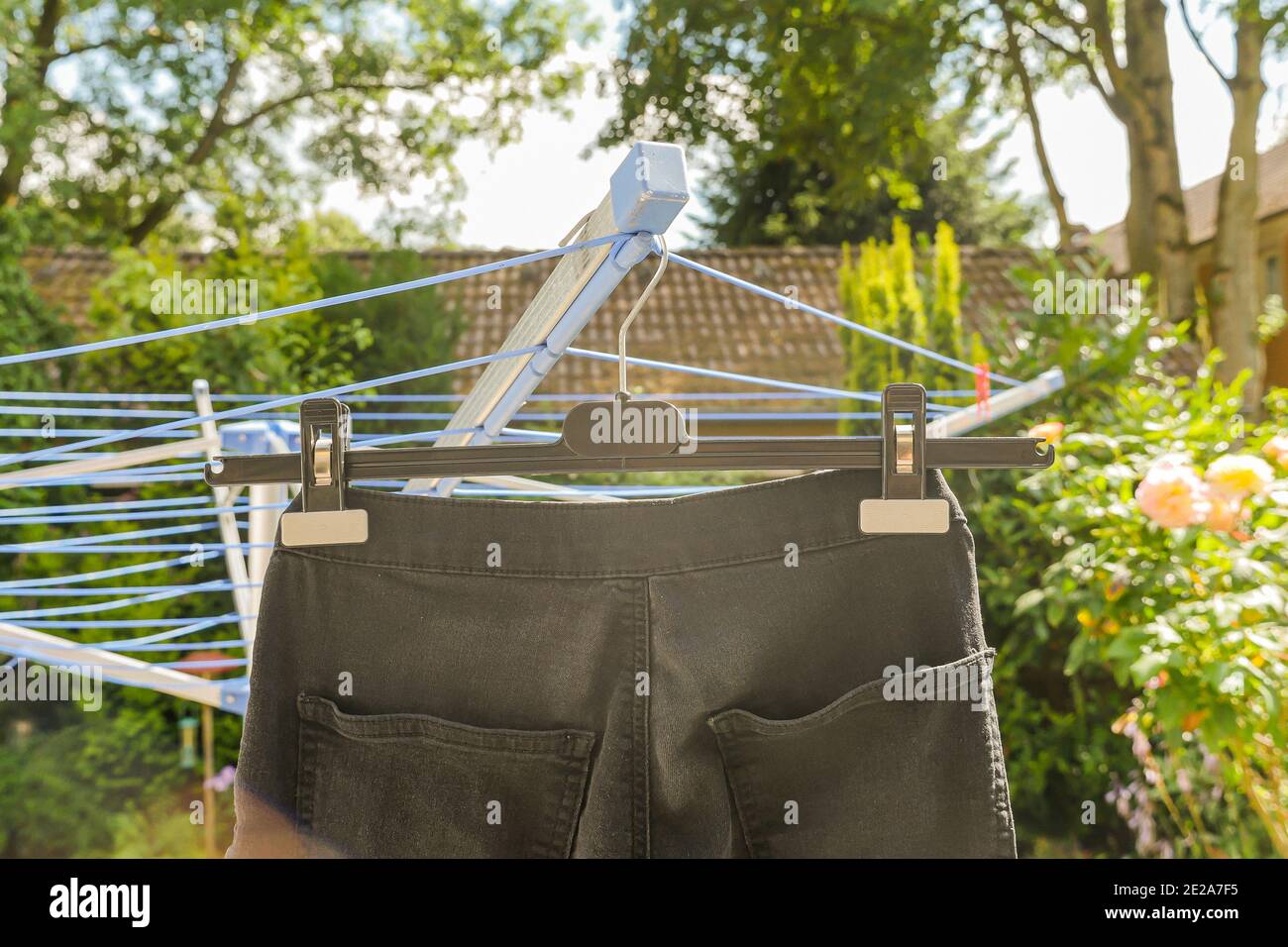 Schwarze Jeans hängen Trocknen auf Outdoor Wäscheleine im Frühjahr. Nahaufnahme. Stockfoto