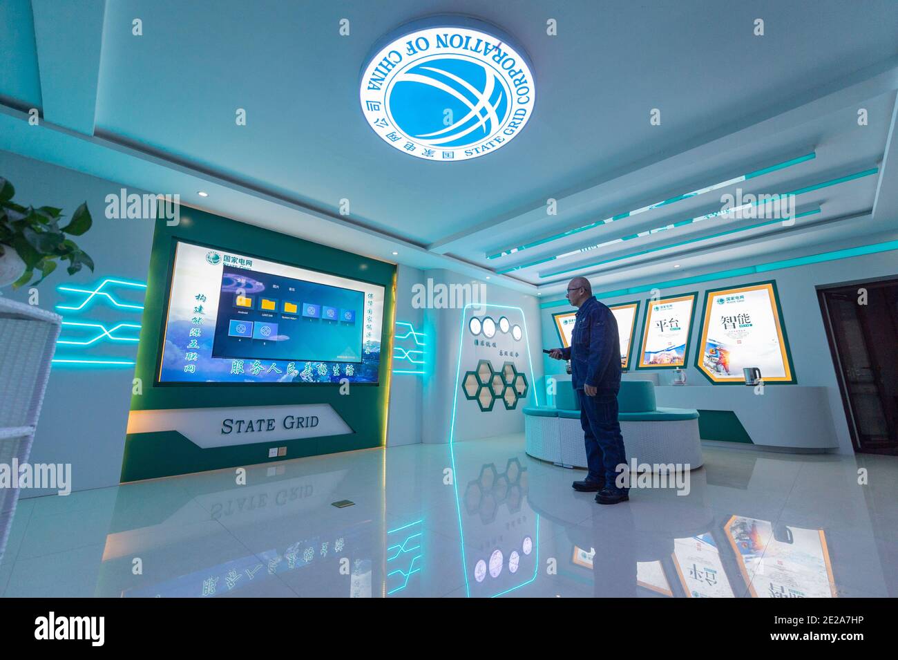 (210113) -- MOHE, 13. Januar 2021 (Xinhua) -- Wang Shaoting passt den Bildschirm in der multifunktionalen Ausstellungshalle in der Beiji-Stromversorgung im Dorf Beiji der Stadt Mohe, nordöstlich Chinas Heilongjiang Provinz, 12. Januar 2021 an. Das Dorf Beiji in Mohe City, der nördlichsten Stadt Chinas, konnte sich nur noch vor 2007 auf kleine Dieselgeneratoren zur Stromversorgung verlassen. Nach dem Anschluss an das Staatsnetz, Beiji Village Einrichtung der nördlichsten Stromversorgung in China, die Beiji Power Supply Station. Direktor Lyu Jiansheng und Zählerleser Wang Shaoting sind die einzigen beiden Stockfoto