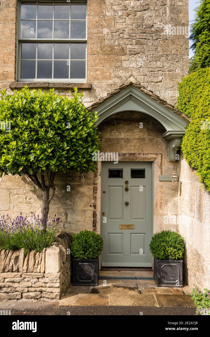 Haustür von Cotswold Steinhütte, Dorf von Box, Gloucestershire, Großbritannien Stockfoto