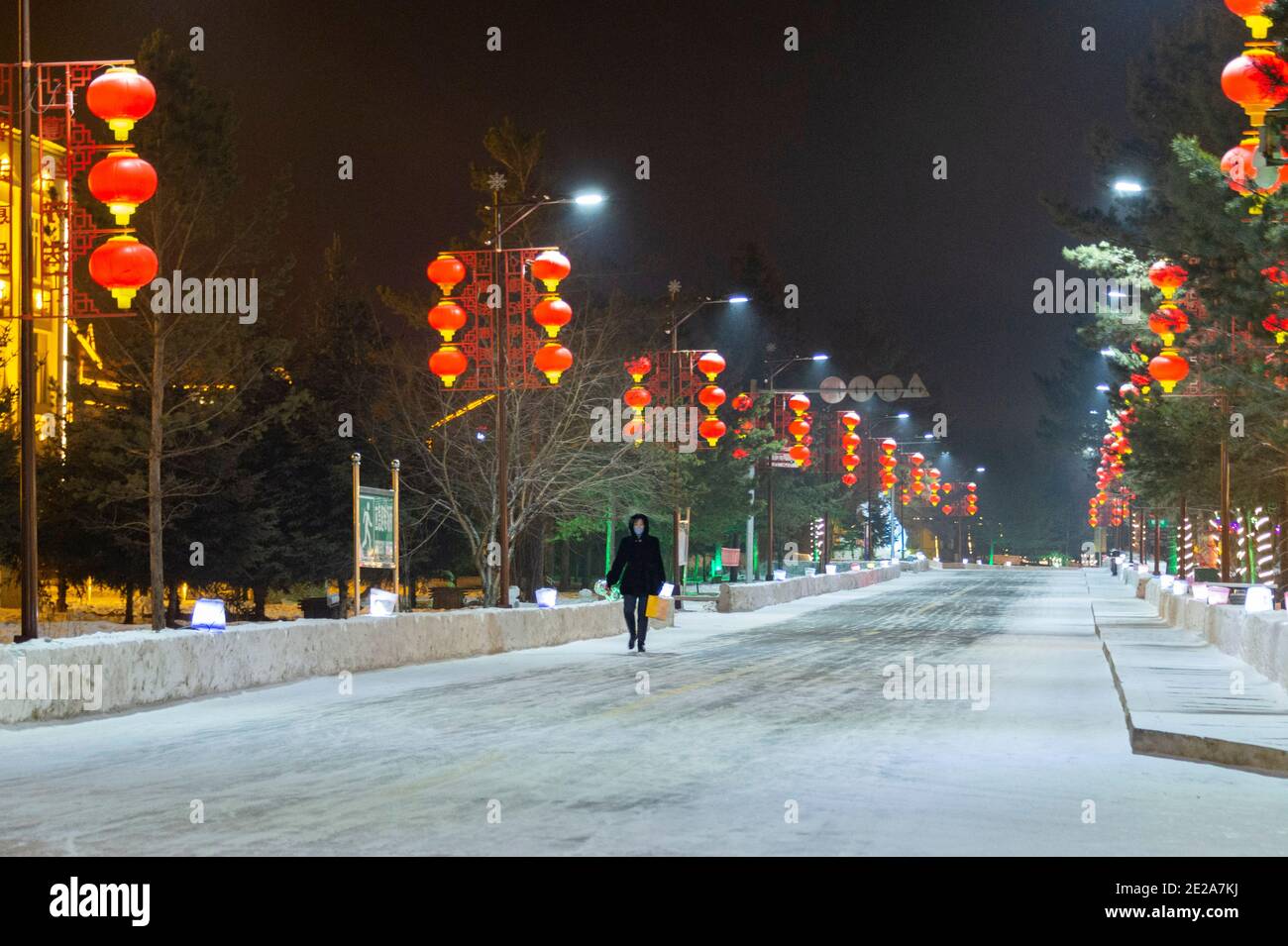 (210113) -- MOHE, 13. Januar 2021 (Xinhua) -- das Foto vom 12. Januar 2021 zeigt die Straßenlampen im Dorf Beiji der Stadt Mohe, nordöstlich der Provinz Heilongjiang in China. Das Dorf Beiji in Mohe City, der nördlichsten Stadt Chinas, konnte sich nur noch vor 2007 auf kleine Dieselgeneratoren zur Stromversorgung verlassen. Nach dem Anschluss an das Staatsnetz, Beiji Village Einrichtung der nördlichsten Stromversorgung in China, die Beiji Power Supply Station. Direktor Lyu Jiansheng und Zählerleser Wang Shaoting sind die einzigen zwei Mitarbeiter der Station, die für mehr als 20 Kilometer verantwortlich ist Stockfoto