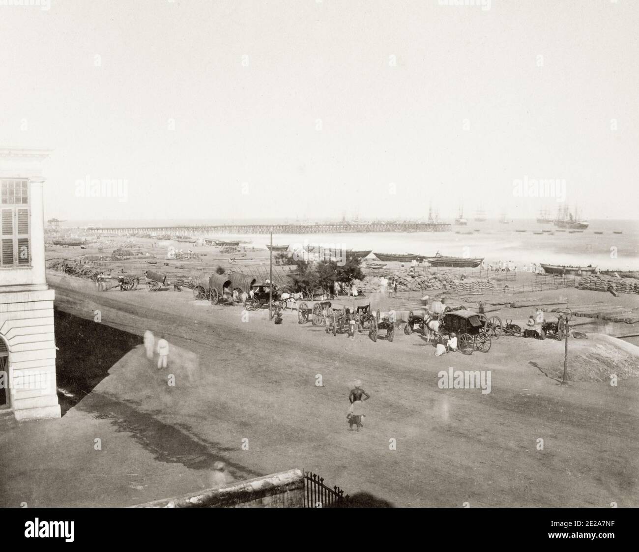 Altes Foto aus dem 19. Jahrhundert: Blick auf das Wasser Madras, Chennai, Indien c.1880 - Docks, Schiffe, Fracht, Arbeiter, Wagen. Stockfoto