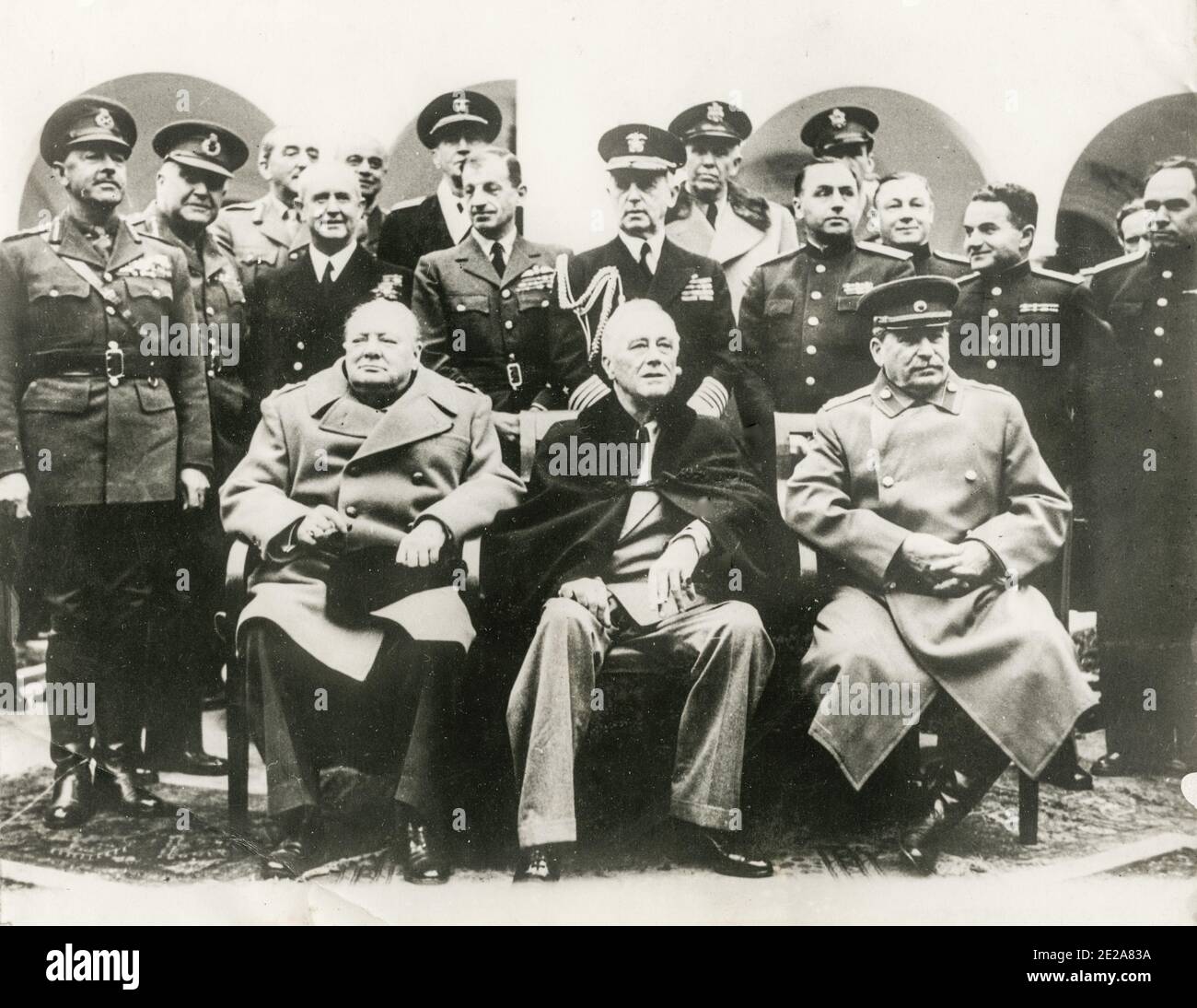 Vintage-Foto aus dem Zweiten Weltkrieg: Die Jalta-Konferenz, auch bekannt als Krim-Konferenz und mit dem Codenamen Argonaut, fand vom 4. Bis 11. Februar 1945 statt und war das zweite Treffen der Regierungschefs der Vereinigten Staaten, des Vereinigten Königreichs und der Sowjetunion, um die Neuorganisation Deutschlands und Europas nach dem Krieg zu diskutieren. Die drei Staaten wurden durch Präsident Franklin D. Roosevelt, Premierminister Winston Churchill und Ministerpräsident Joseph Stalin vertreten. Die Konferenz fand in der Nähe von Jalta auf der Krim, der Sowjetunion, im Liwadia-, Jussupow- und Woronzow-Palast statt. Stockfoto