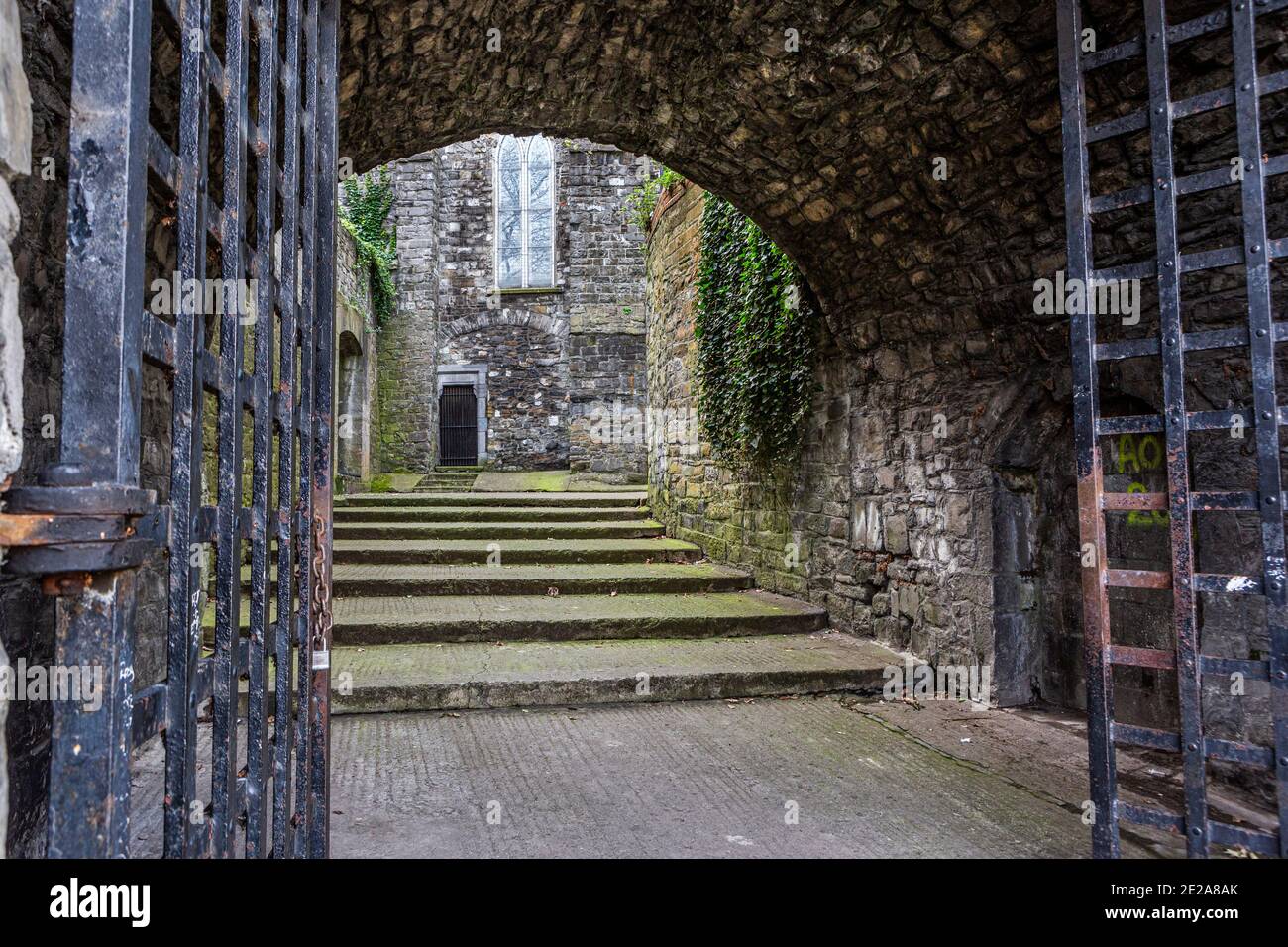 Ein alter umzäunter Innenhof in Dublin, Irland. Stockfoto