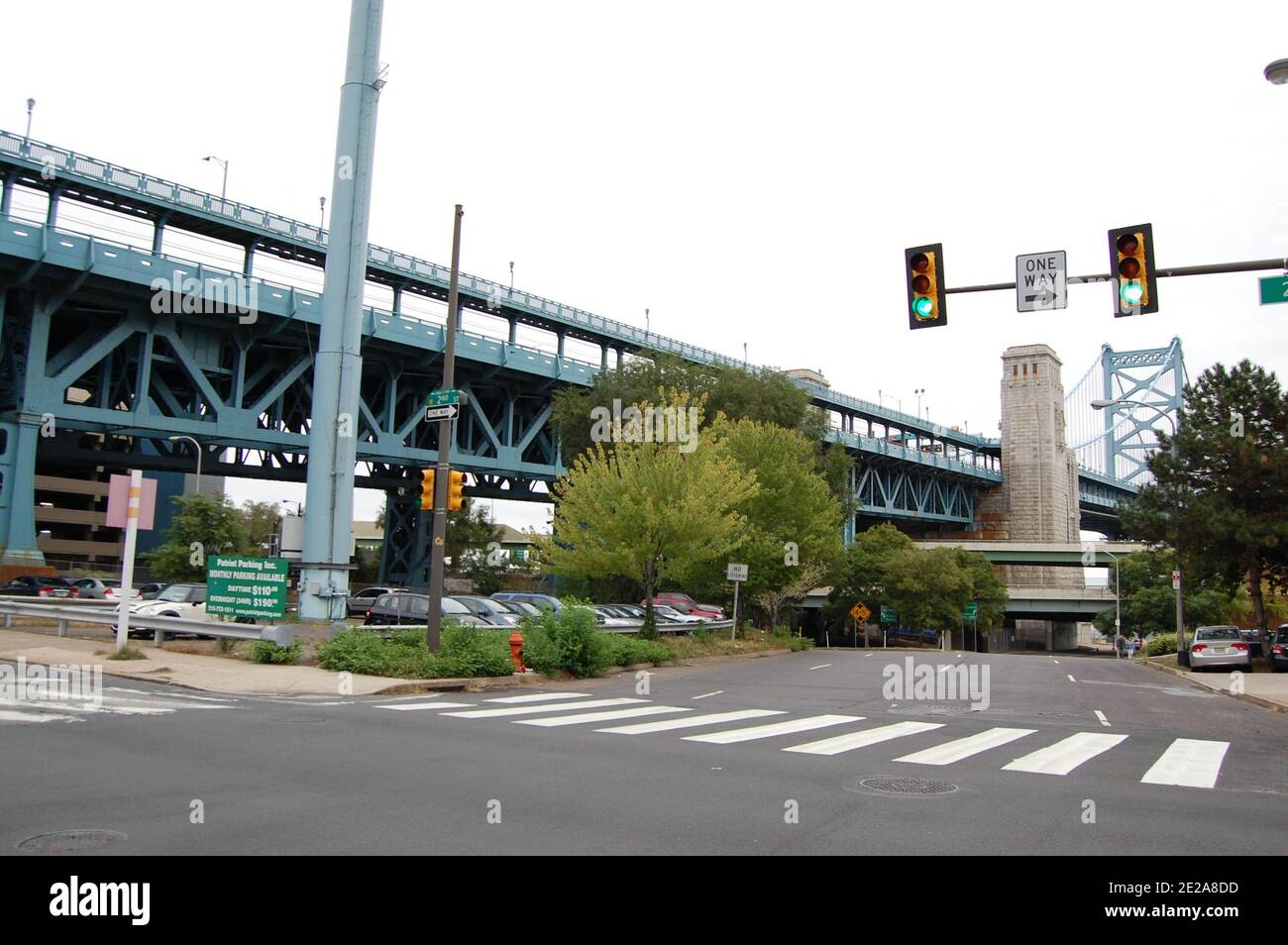 Philadelphia United States of America Brücke Metall große Ampel überqueren Wegweiser Pfad Pfeil Wegweiser Pfad Autobahn Straße Straße Stockfoto