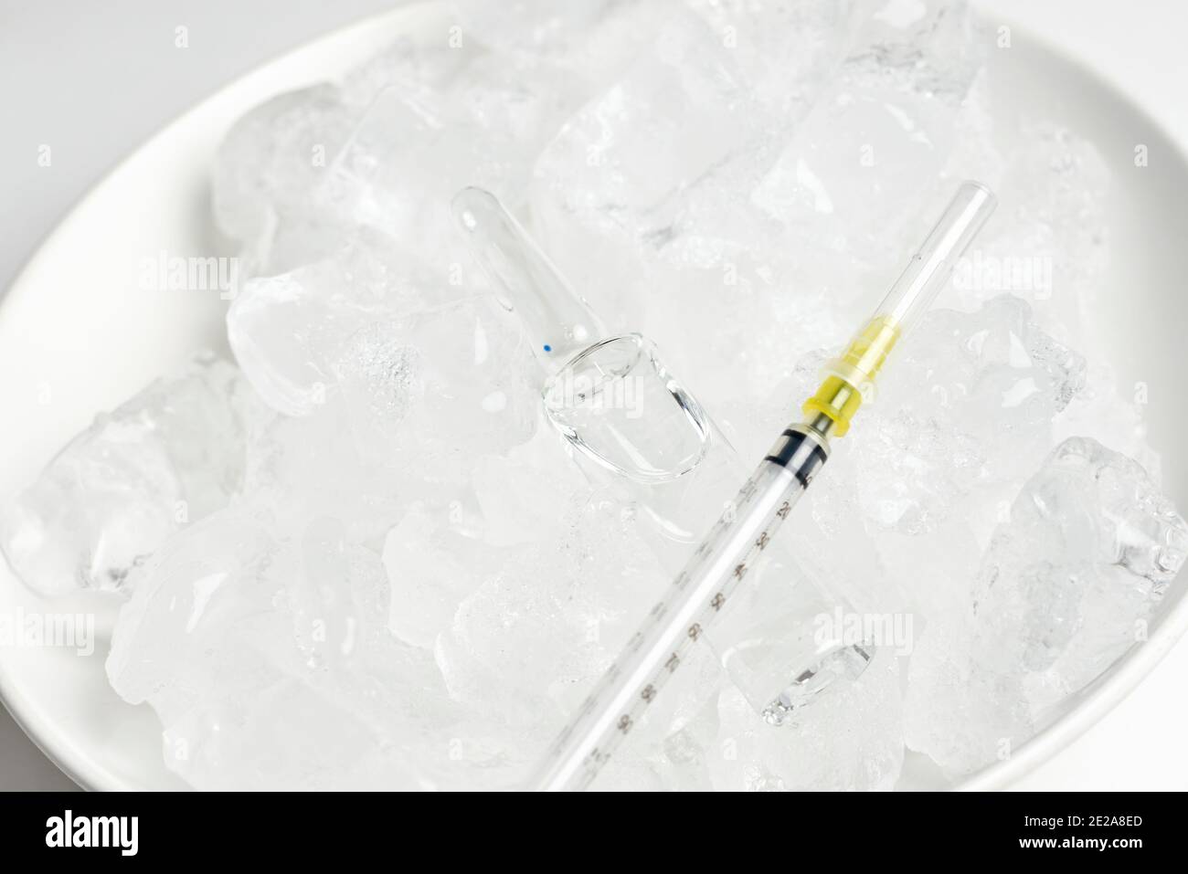 Kühlschrank zur Lagerung von Impfstoffen. Fläschchen auf dem Eis. Langfristige Lagerung des Covid-19-Impfstoffs. Coronavirus-Impffläschchen werden in extremer Kühllagerung aufbewahrt Stockfoto
