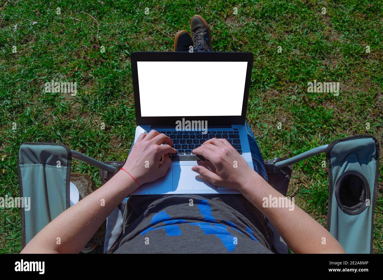 Freiberufler bei einem Lockdown im Freien. Home Office im Garten Stockfoto