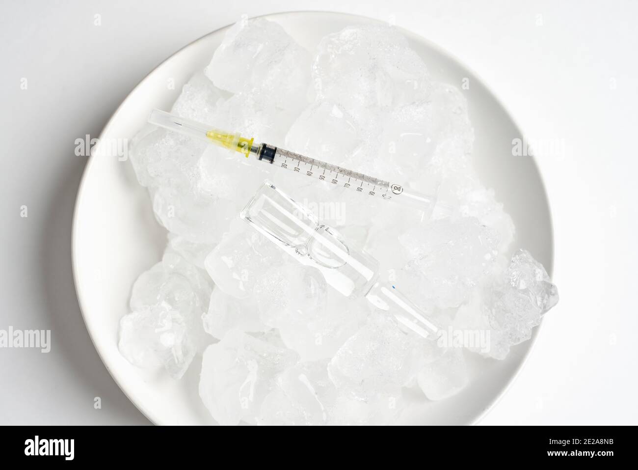 Kühlschrank zur Lagerung von Impfstoffen. Fläschchen auf dem Eis. Langfristige Lagerung des Covid-19-Impfstoffs. Coronavirus-Impffläschchen werden in extremer Kühllagerung aufbewahrt Stockfoto