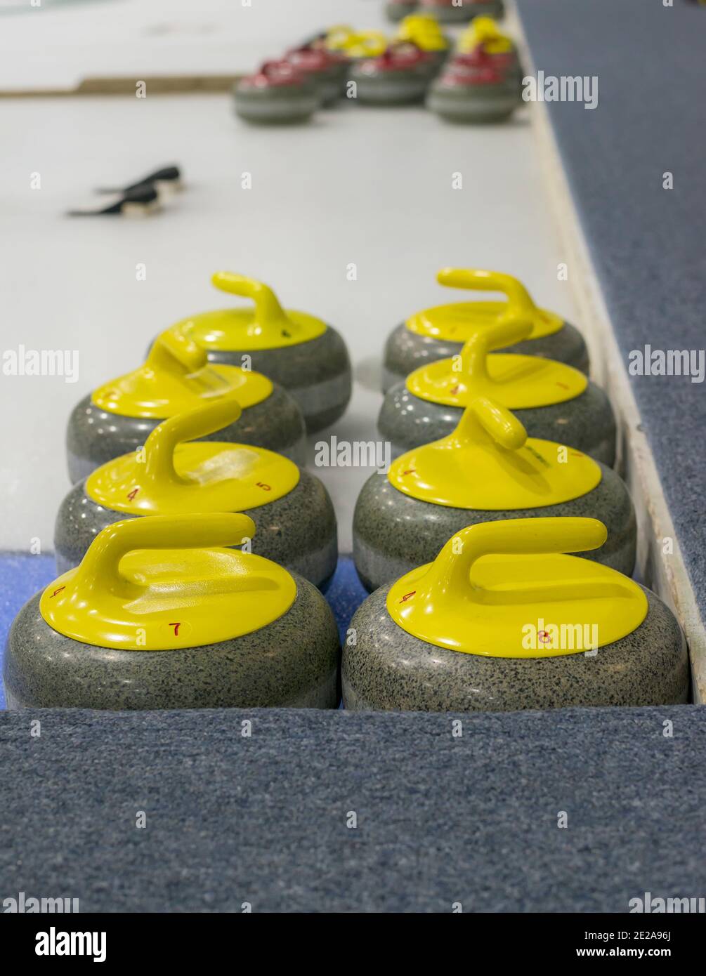 Gelbe Lockensteine auf Eis. Mehr Steine im Hintergrund. Geringe Schärfentiefe. Stockfoto