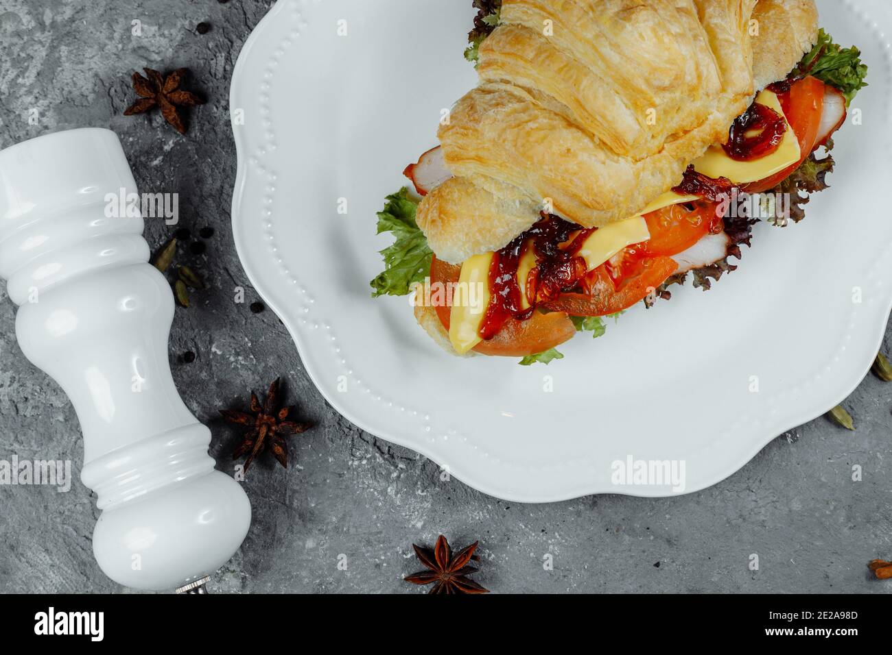 Köstlicher Schinken und Cheddar-Käse-Croissant mit Salat Stockfoto