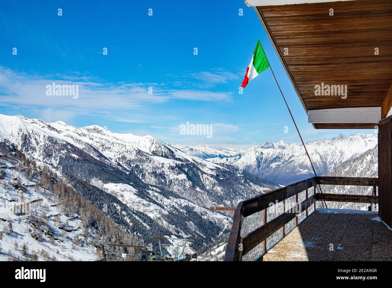 Panoramablick auf die italienischen und Schweizer Alpen von einer italienischen Hütte mit Flagge von Italien. Stockfoto