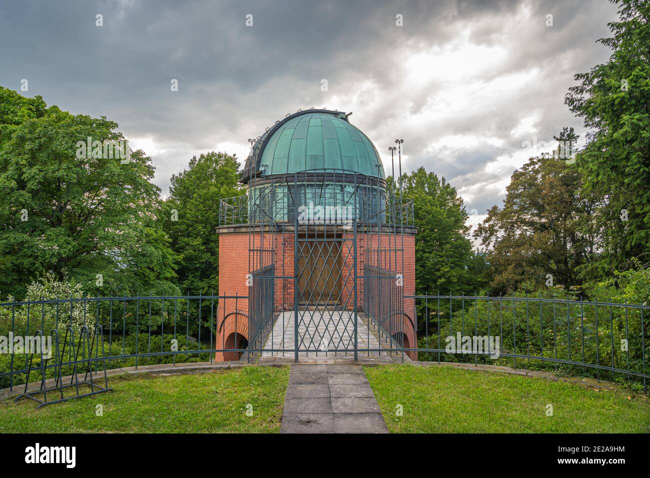 Altes historisches Gebäude der Sternwarte innerhalb Ondrejov Astronomie-Institut. Deep-Space-Teleskop-Observatorium. Ondrejov, Tschechische republik. Stockfoto