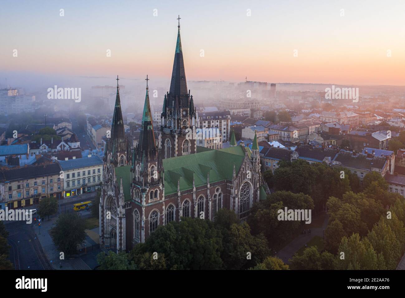 Luftaufnahme auf Elisabethkirche in Lviv, Ukraine von Drohne Stockfoto
