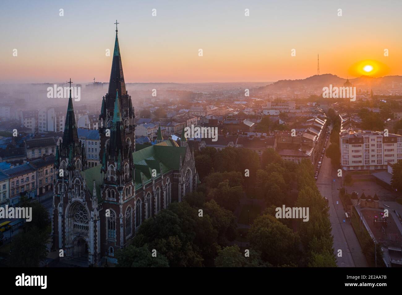 Luftaufnahme auf Elisabethkirche in Lviv, Ukraine von Drohne Stockfoto