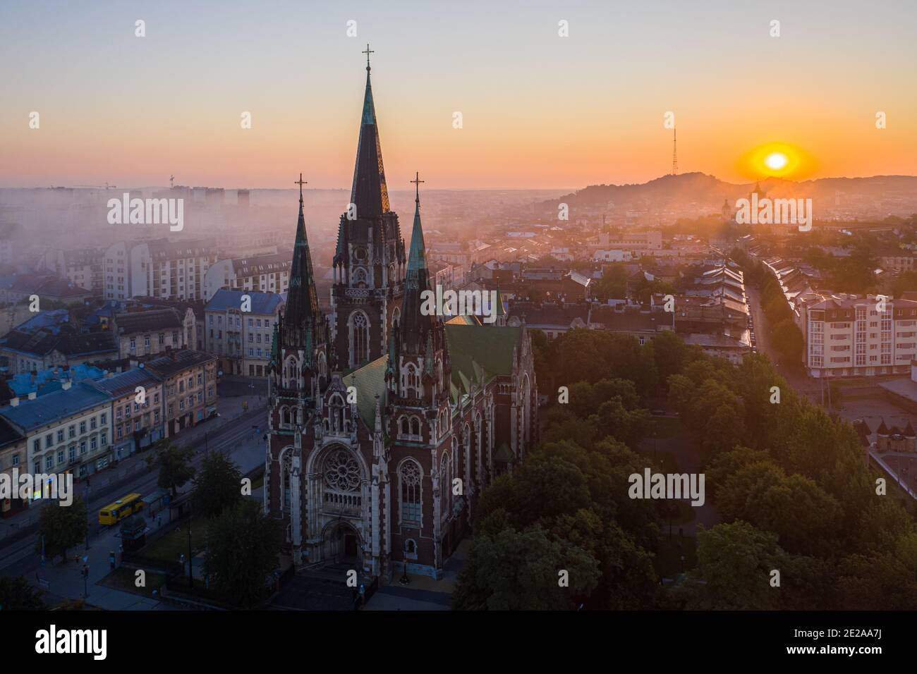 Luftaufnahme auf Elisabethkirche in Lviv, Ukraine von Drohne Stockfoto