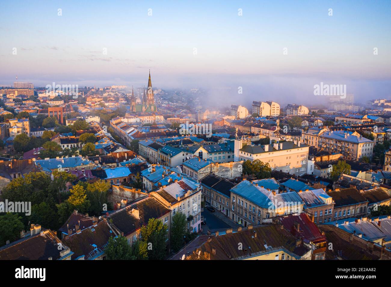 Luftaufnahme auf Elisabethkirche in Lviv, Ukraine von Drohne Stockfoto