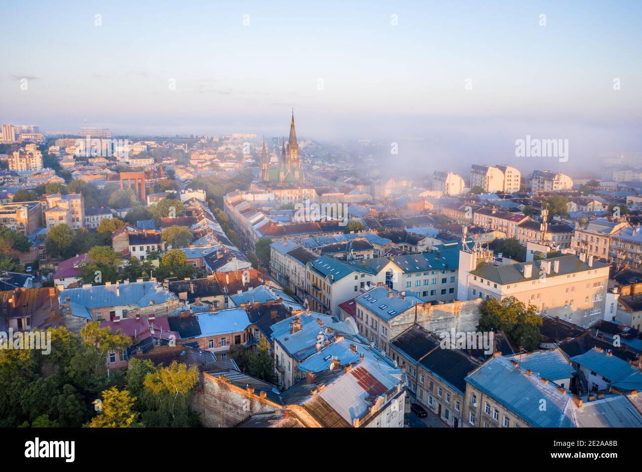 Luftaufnahme auf Elisabethkirche in Lviv, Ukraine von Drohne Stockfoto
