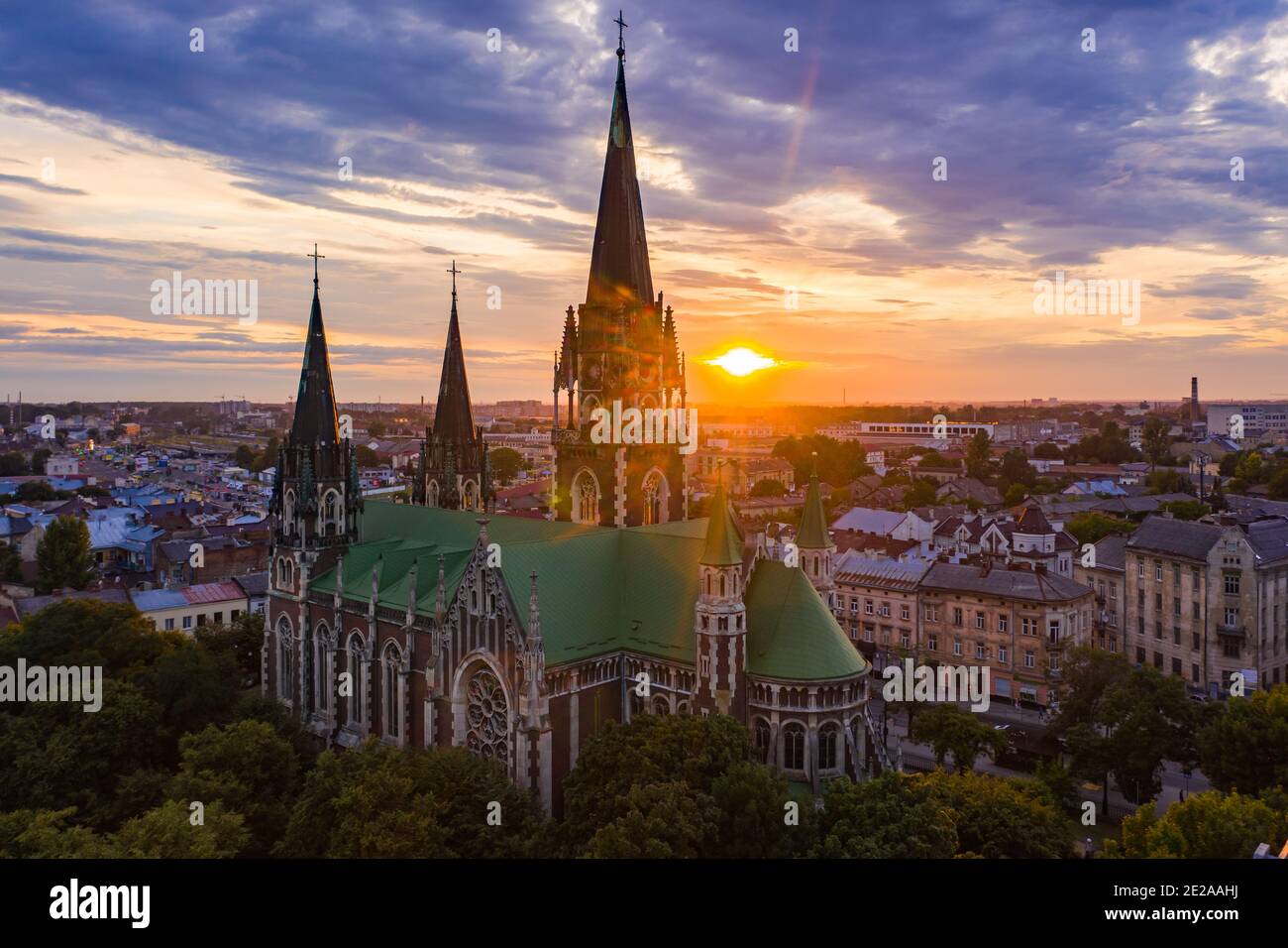 Luftaufnahme auf Elisabethkirche in Lviv, Ukraine von Drohne. Stockfoto