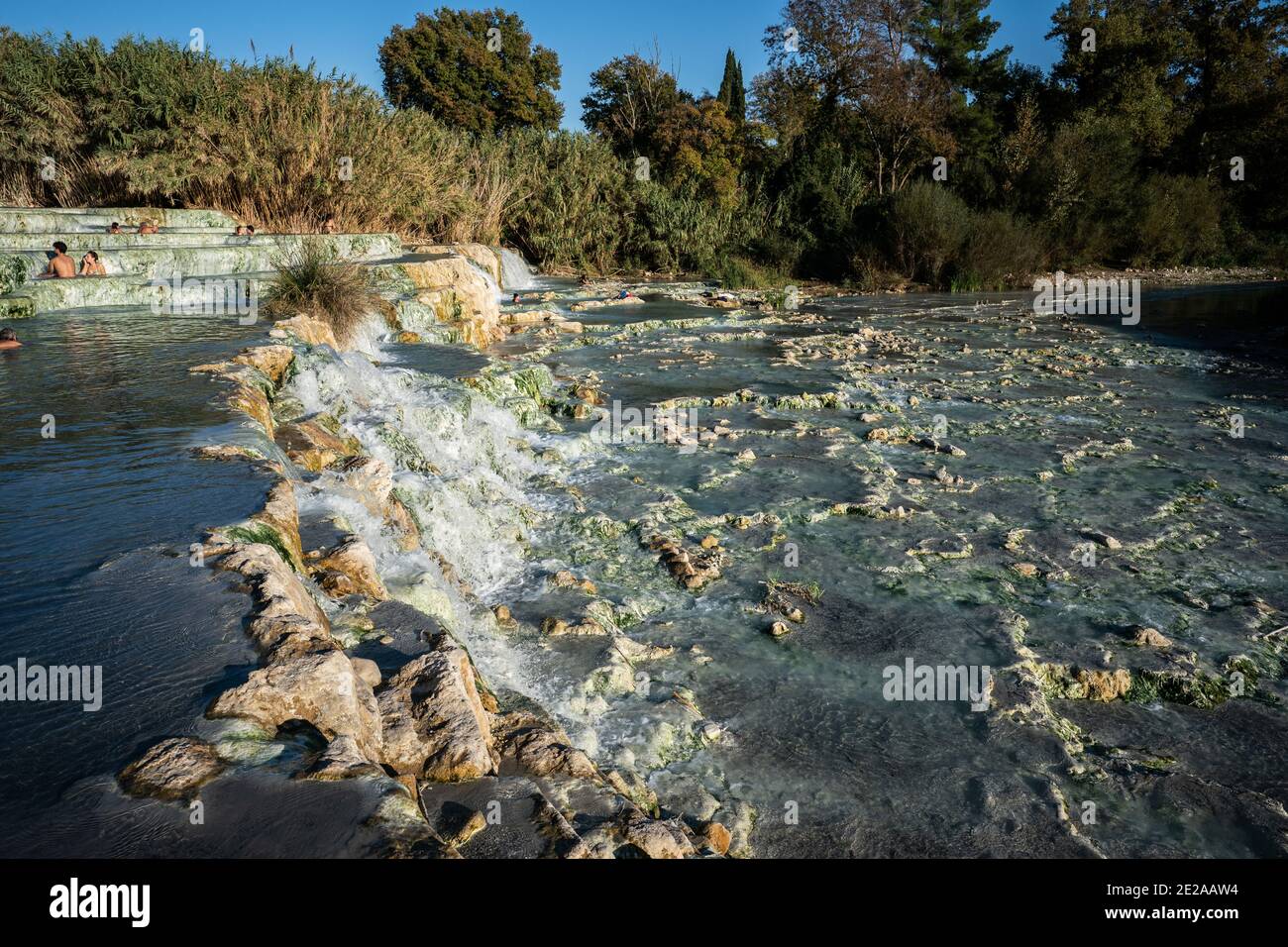 Cascata del Gorello auch bekannt als Cascate del Mulino, Thermalwasserfall, terme di Saturnia, Grosseto, Toskana, Italien Stockfoto