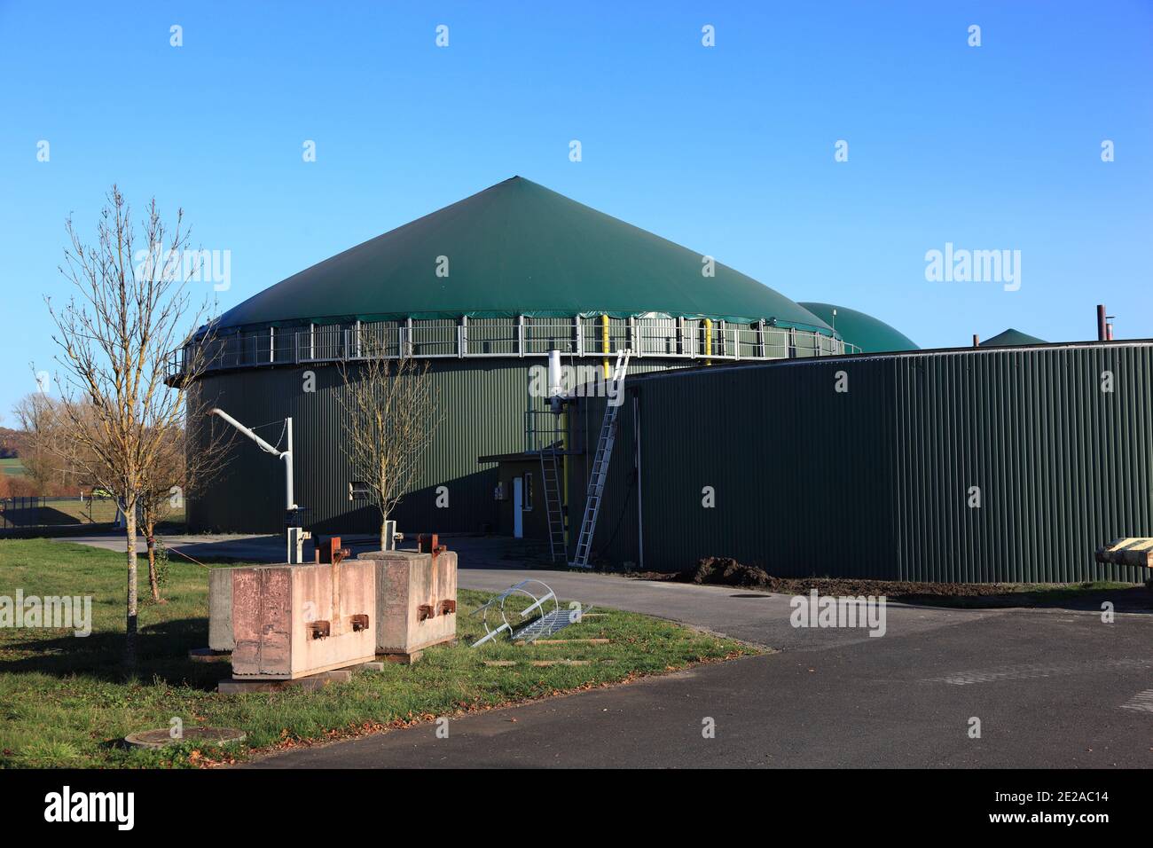 Biogasproduktion im ländlichen Deutschland / Biogasanlage, Erzeugung von Biogas durch Vergärung von Biomasse, Deutschland Stockfoto