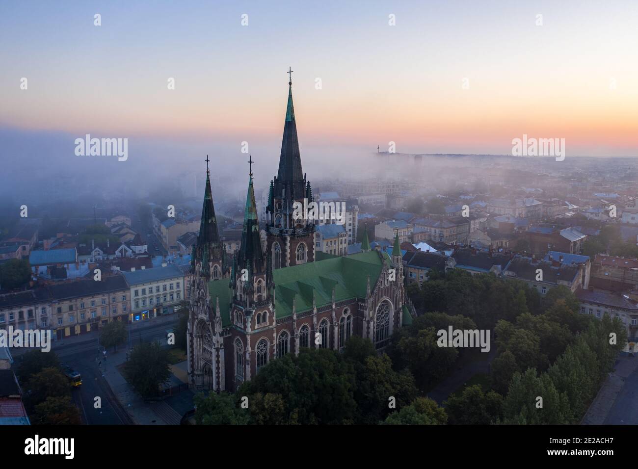 Luftaufnahme auf Elisabethkirche in Lviv, Ukraine von Drohne Stockfoto