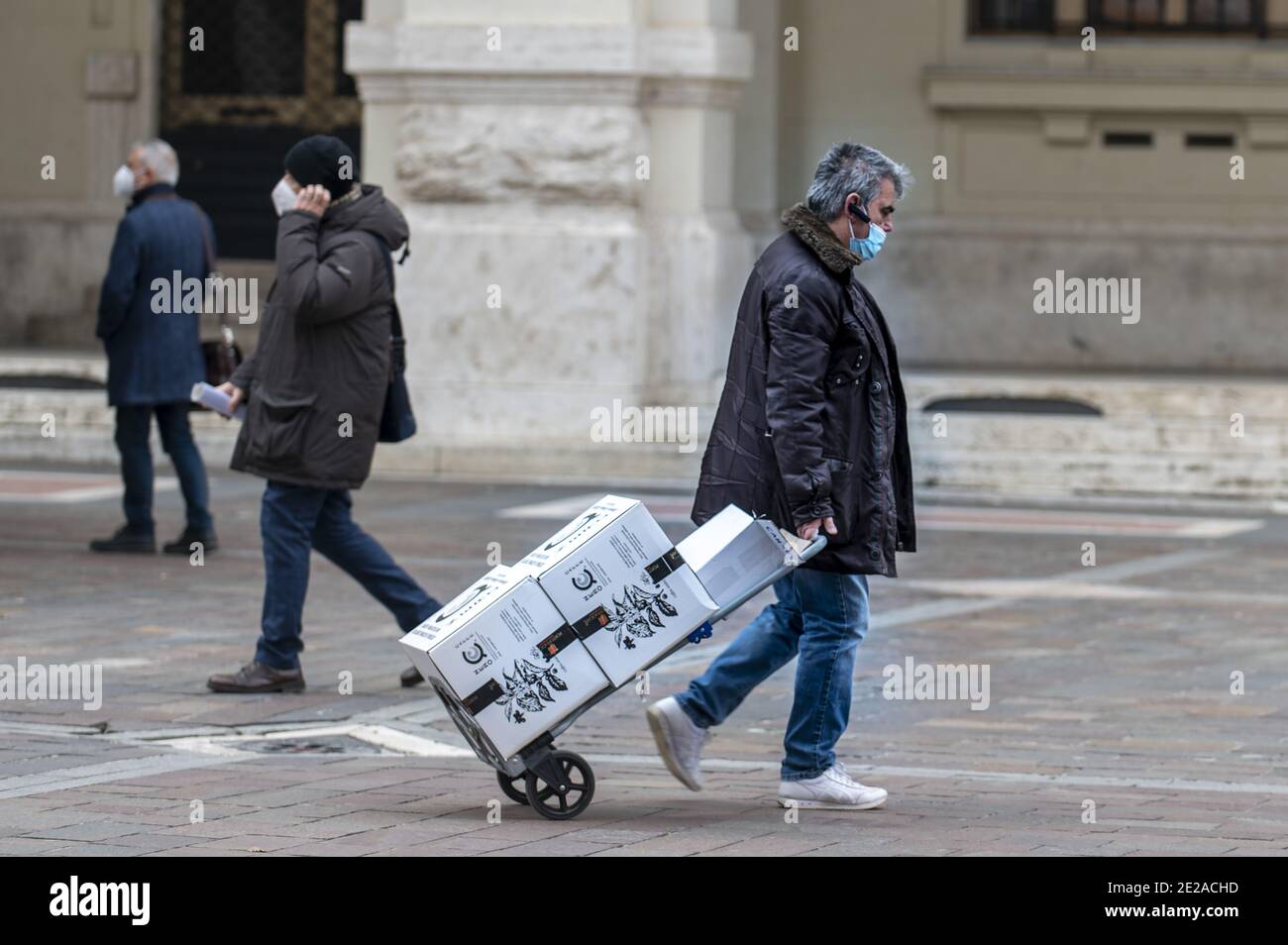 terni,italien Januar 13 2021:Gepäckträger Mann mit Bravette geht zu Pakete bereitstellen Stockfoto