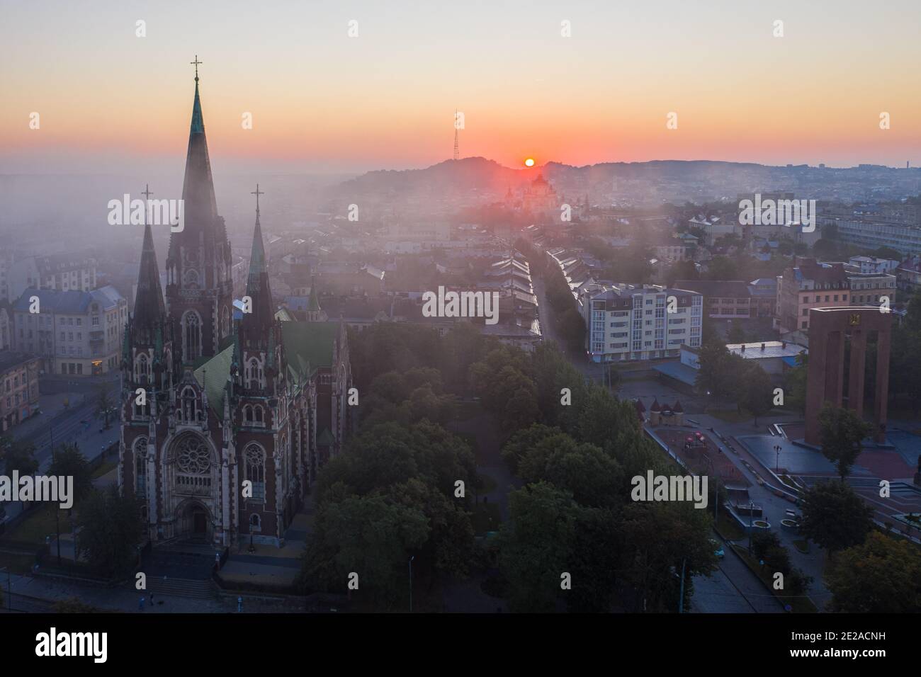 Luftaufnahme auf Elisabethkirche in Lviv, Ukraine von Drohne Stockfoto