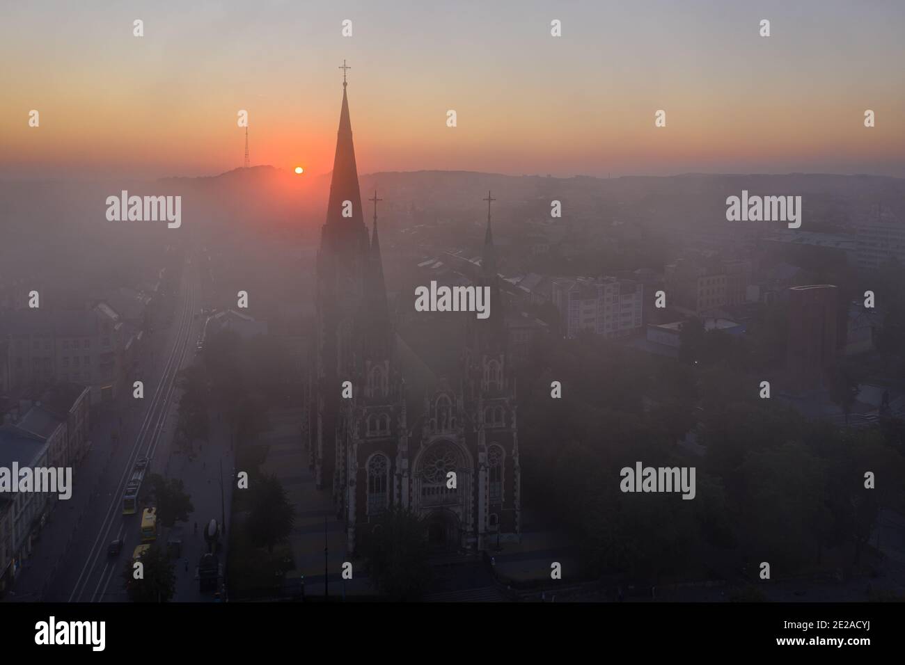 Luftaufnahme auf Elisabethkirche in Lviv, Ukraine von Drohne Stockfoto