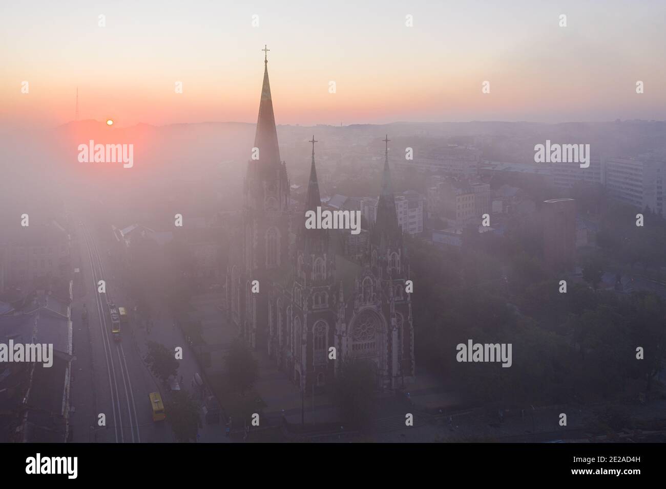 Luftaufnahme auf Elisabethkirche in Lviv, Ukraine von Drohne Stockfoto