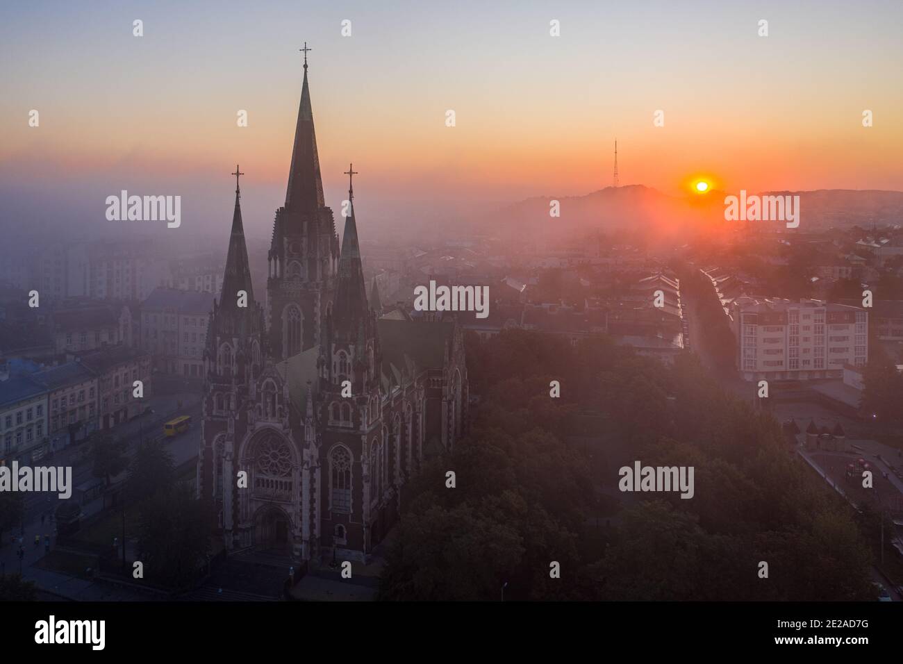 Luftaufnahme auf Elisabethkirche in Lviv, Ukraine von Drohne Stockfoto