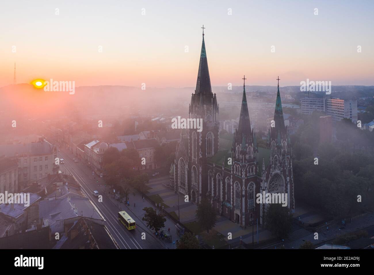 Luftaufnahme auf Elisabethkirche in Lviv, Ukraine von Drohne Stockfoto