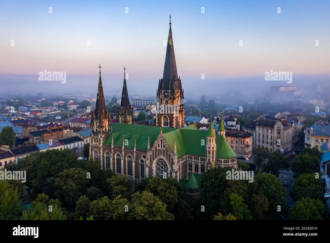 Luftaufnahme auf Elisabethkirche in Lviv, Ukraine von Drohne. Stockfoto