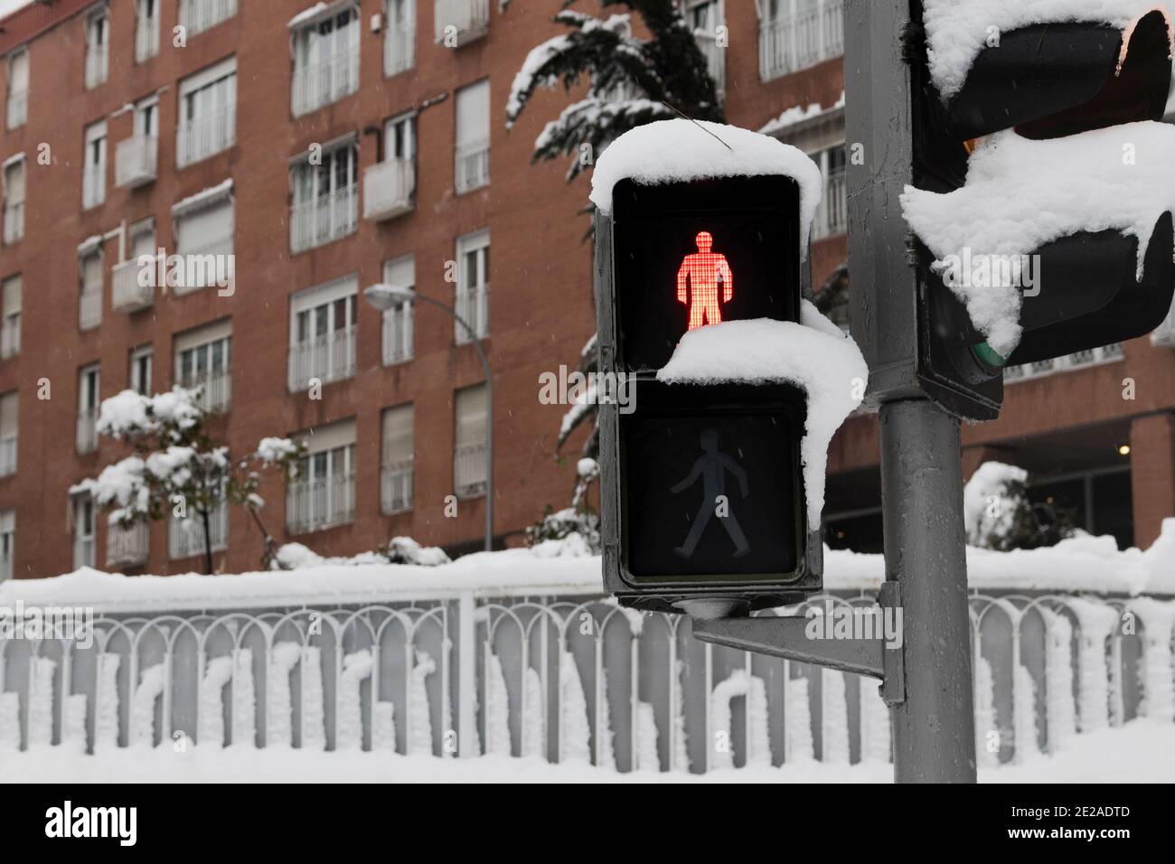 Roter Mann in einer schneebedeckten Ampel, 2021 (Madrid, Spanien). Stockfoto