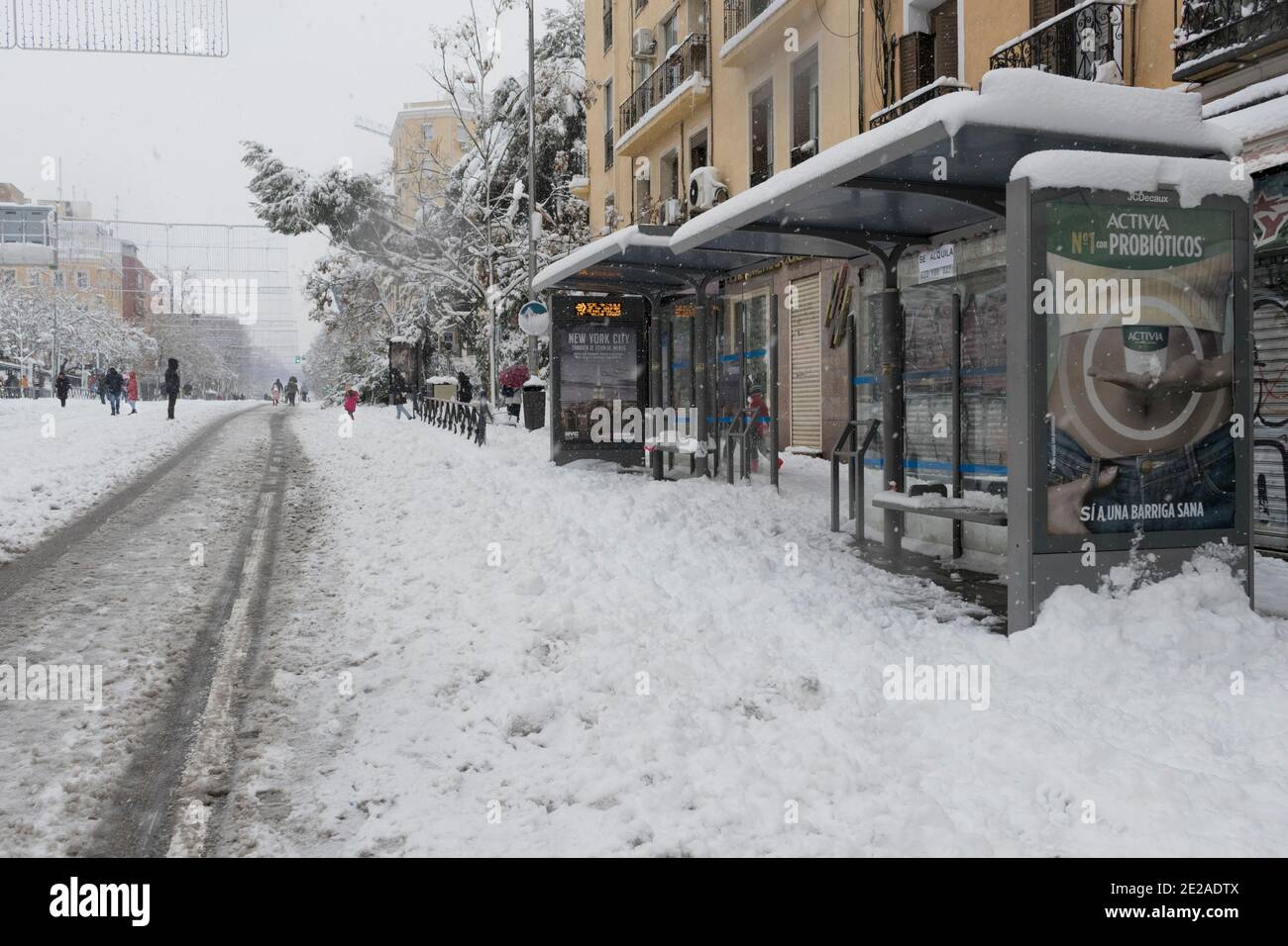 Leere Bushaltestelle mit Schnee bedeckt in General Ricardos Avenue, 2021 (Madrid, Spanien). Stockfoto