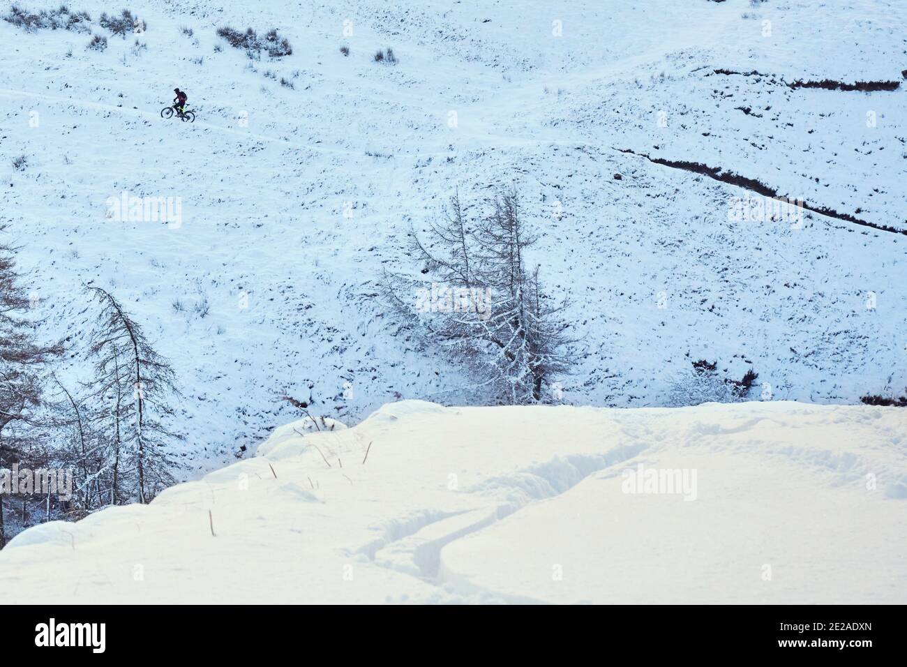 Mountainbiken im jungfräulichen Schnee, in der Nähe von Loweswater, Lake District Stockfoto