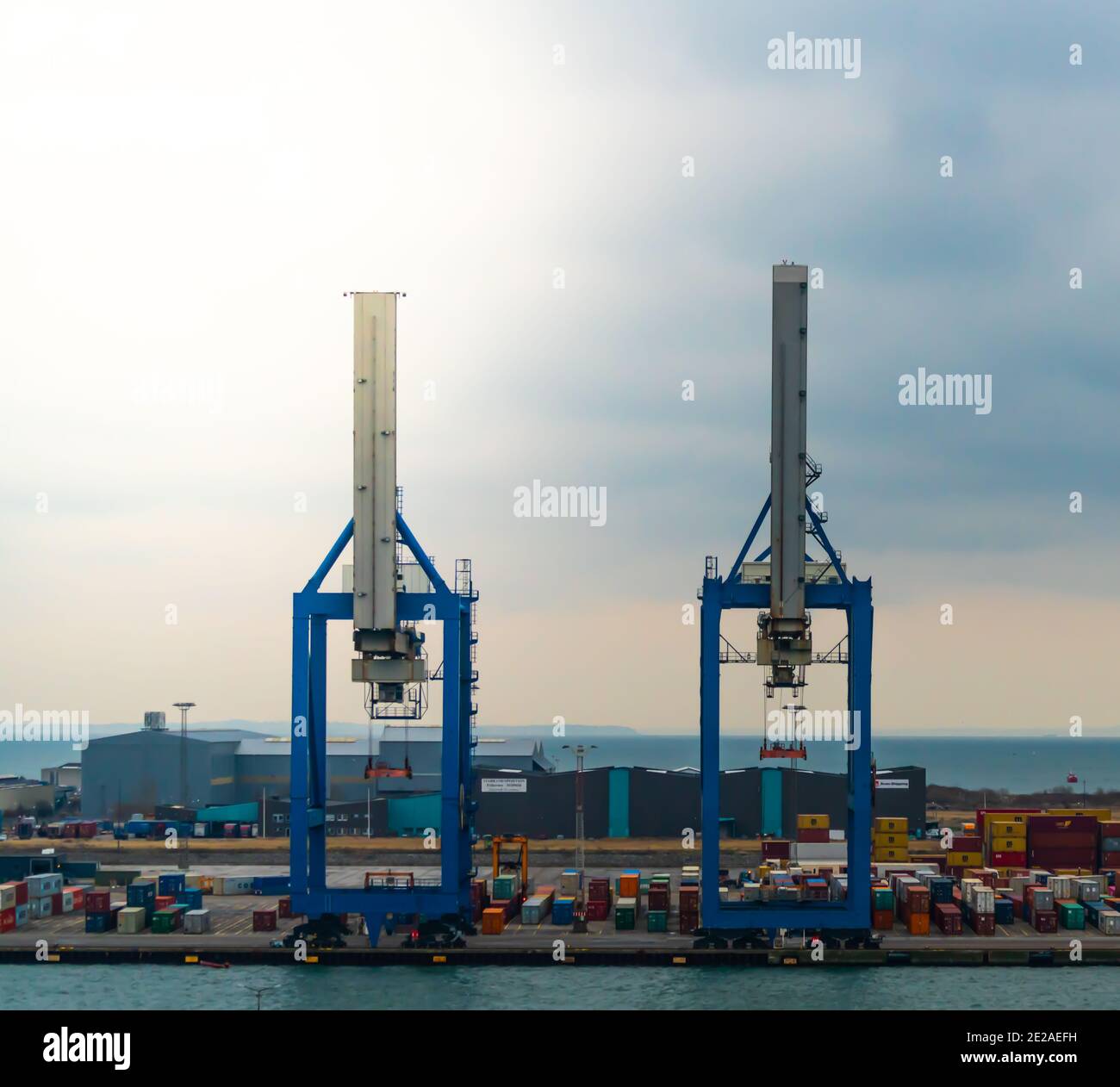 Große schwere Hubkräne am Containerfrachtterminal. Stockfoto